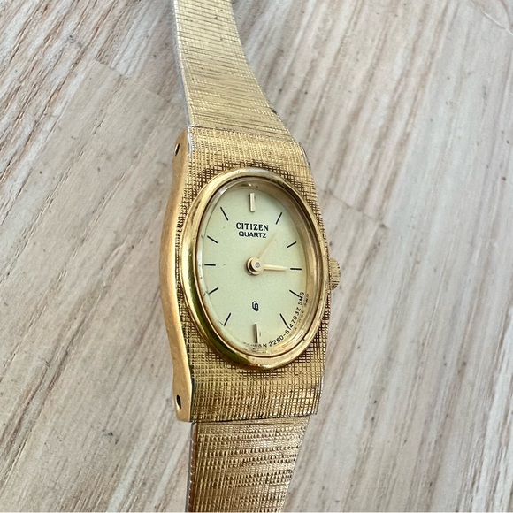 Vintage dainty Citizen Quartz ladies gold tone dress watch NEW BATTERY - Picture 2 of 11